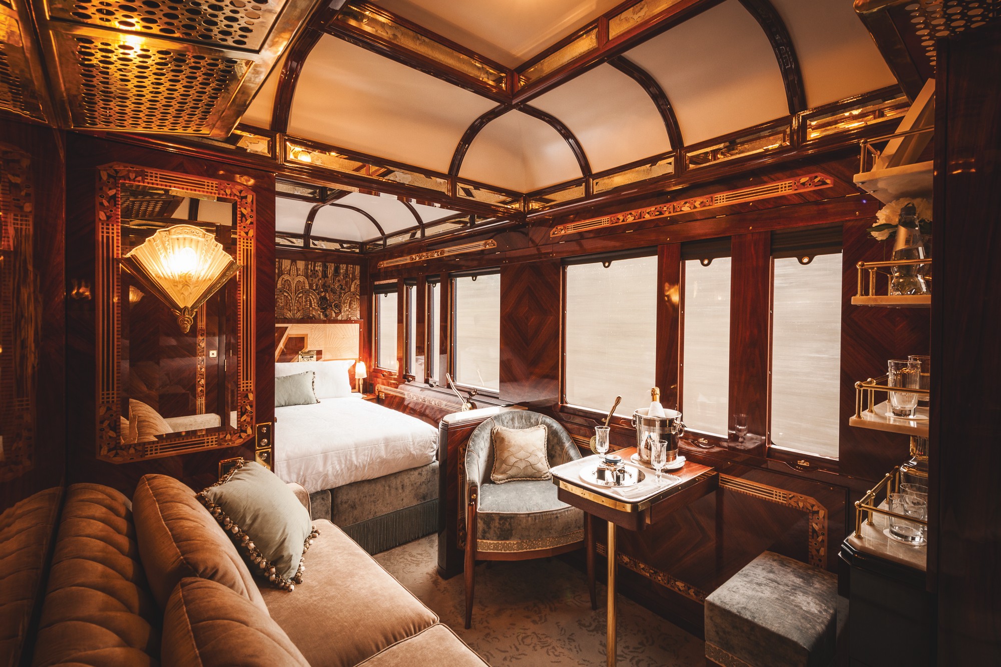 Le Venice Simplon-Orient-Express de Belmond traversant la campagne europ&eacute;enne