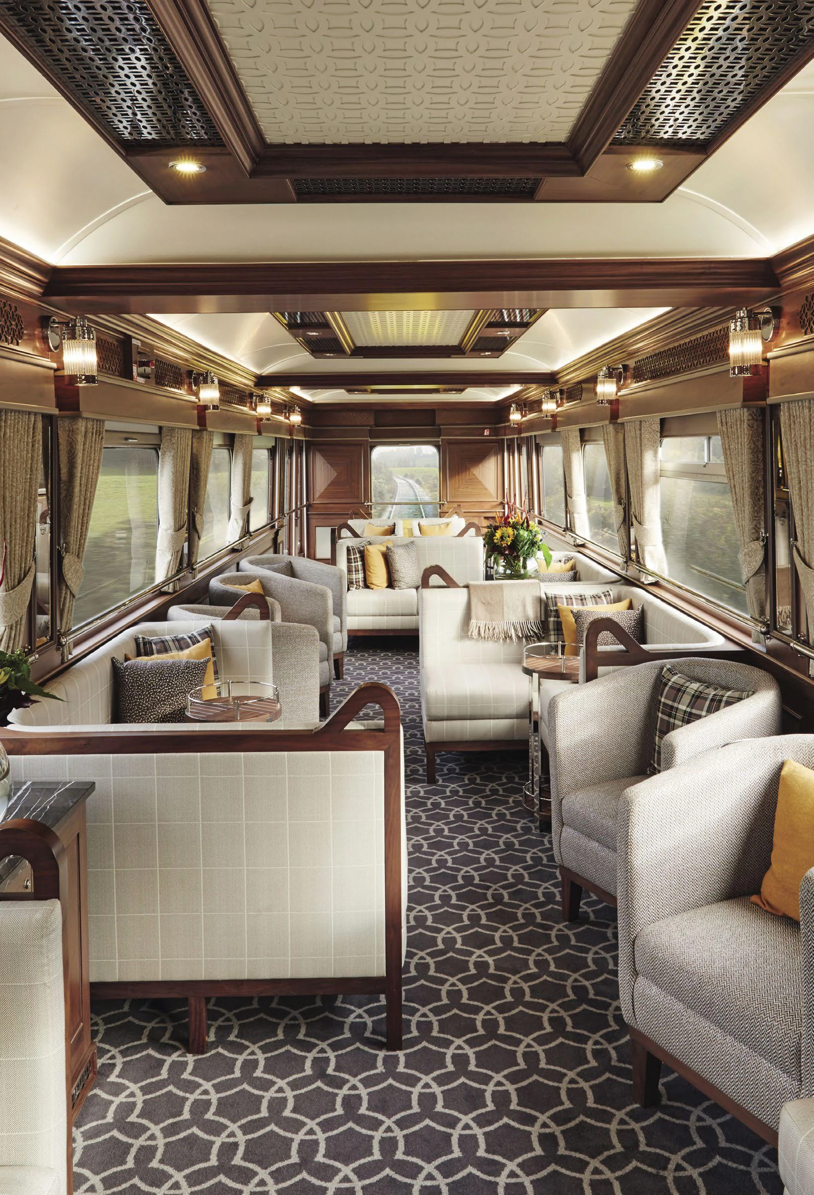 Le Belmond Grand Hibernian, train de luxe irlandais vert et or, &eacute;quivalent du Royal Scotsman en Irlande
