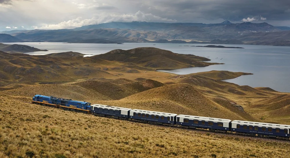 Vue a&eacute;rienne du lac Titicaca et de l'altiplano p&eacute;ruvien &mdash; paysage travers&eacute; par l'Andean Explorer Belmond