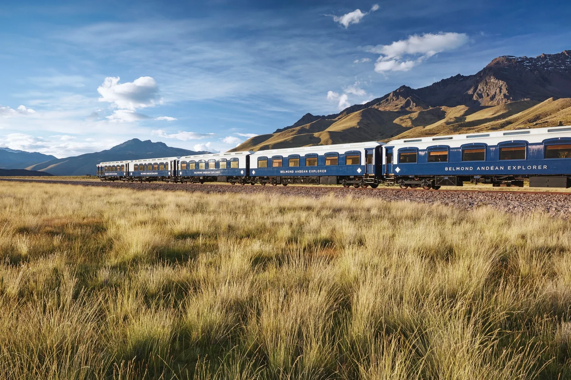 L'Andean Explorer de Belmond traversant l'altiplano p&eacute;ruvien avec la cordill&egrave;re des Andes en arri&egrave;re-plan