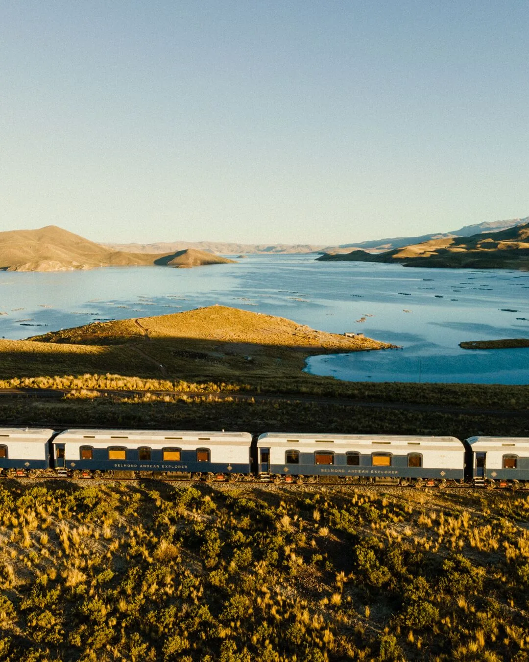 L'Andean Explorer de Belmond longeant le lac Titicaca au coucher du soleil &mdash; premier train de luxe d'Am&eacute;rique du Sud