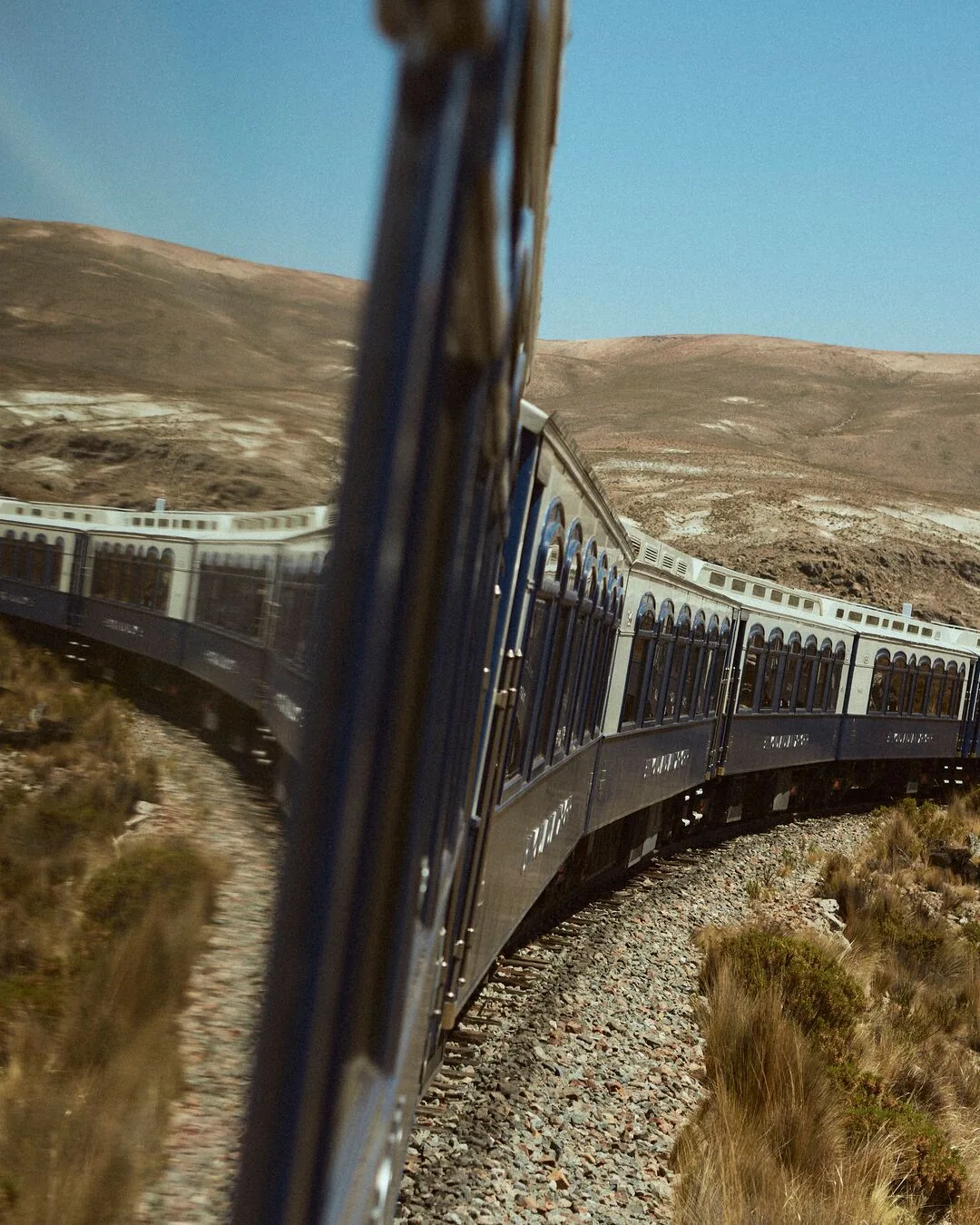 L'Andean Explorer en virage dans la cordill&egrave;re des Andes sous un ciel bleu intense &mdash; paysage andin
