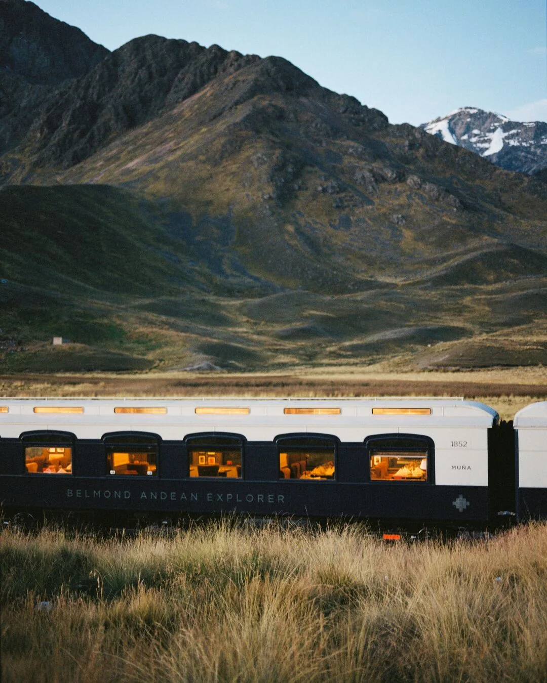 L'Andean Explorer de nuit avec la cordill&egrave;re des Andes illumin&eacute;e &mdash; voyage ferroviaire nocturne en altitude