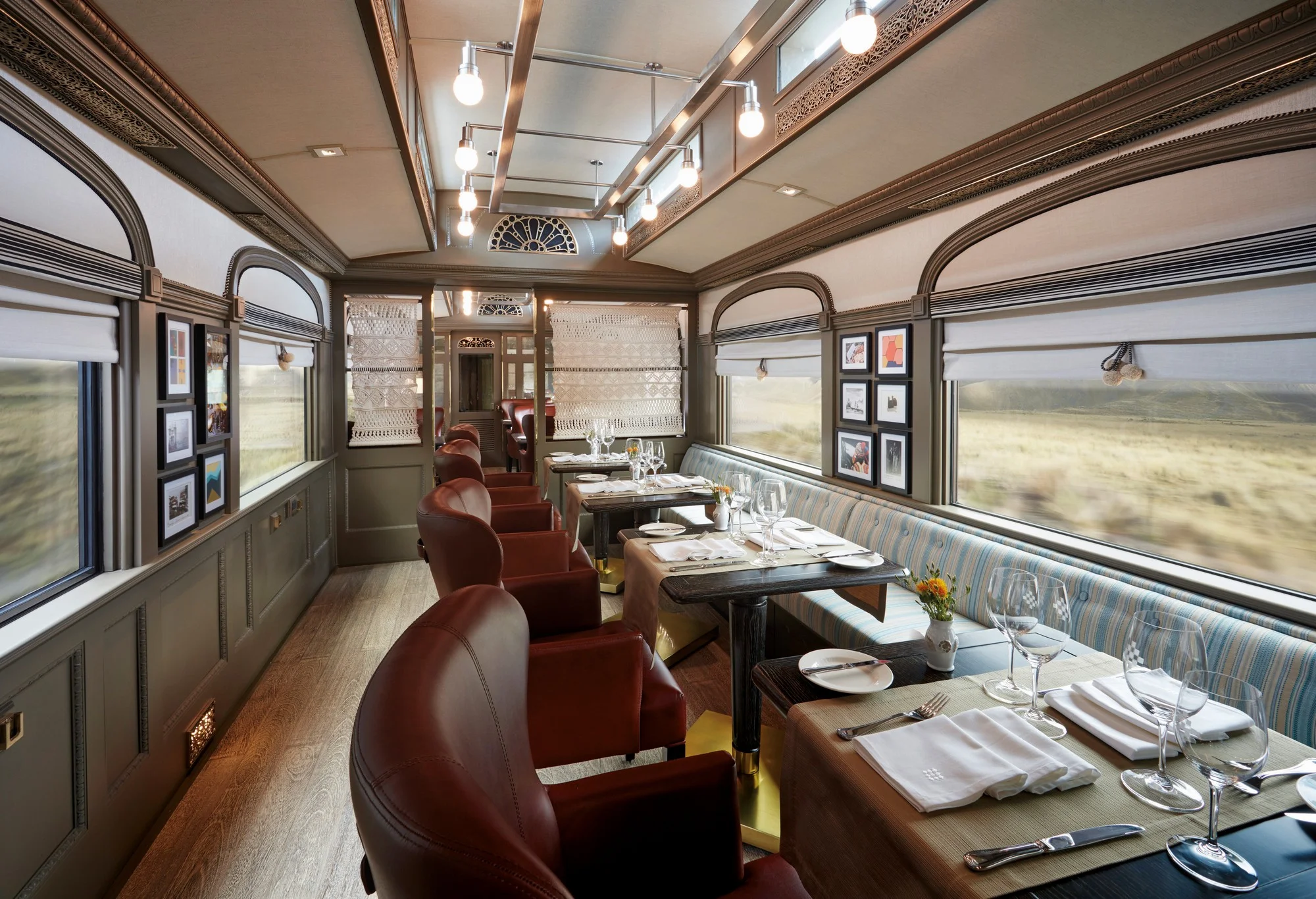Wagon-restaurant panoramique de l'Andean Explorer avec grandes fen&ecirc;tres sur les paysages andins