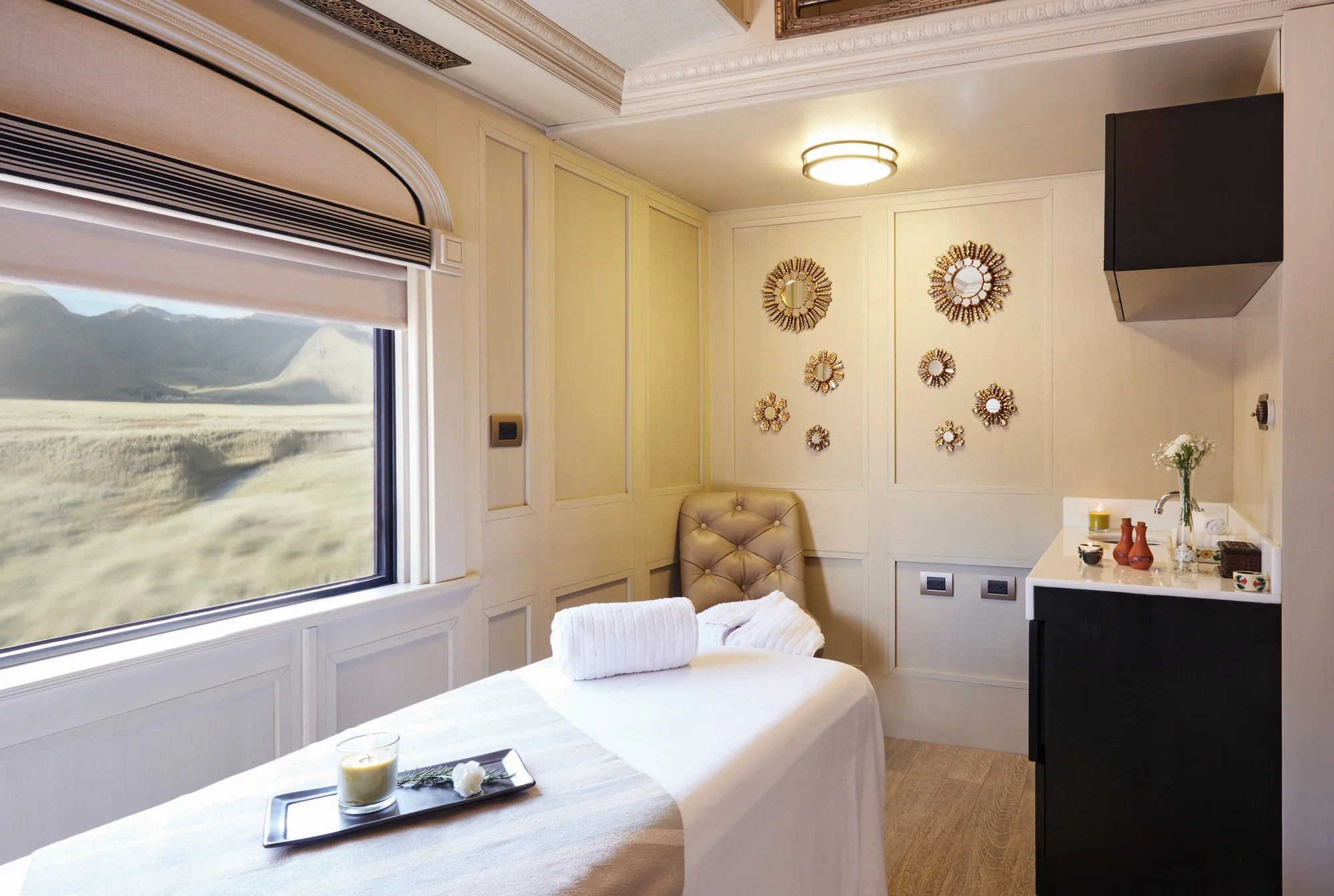 Table de massage du Picaflor Spa Car de l'Andean Explorer avec vue sur les Andes &mdash; soin sp&eacute;cifique altitude