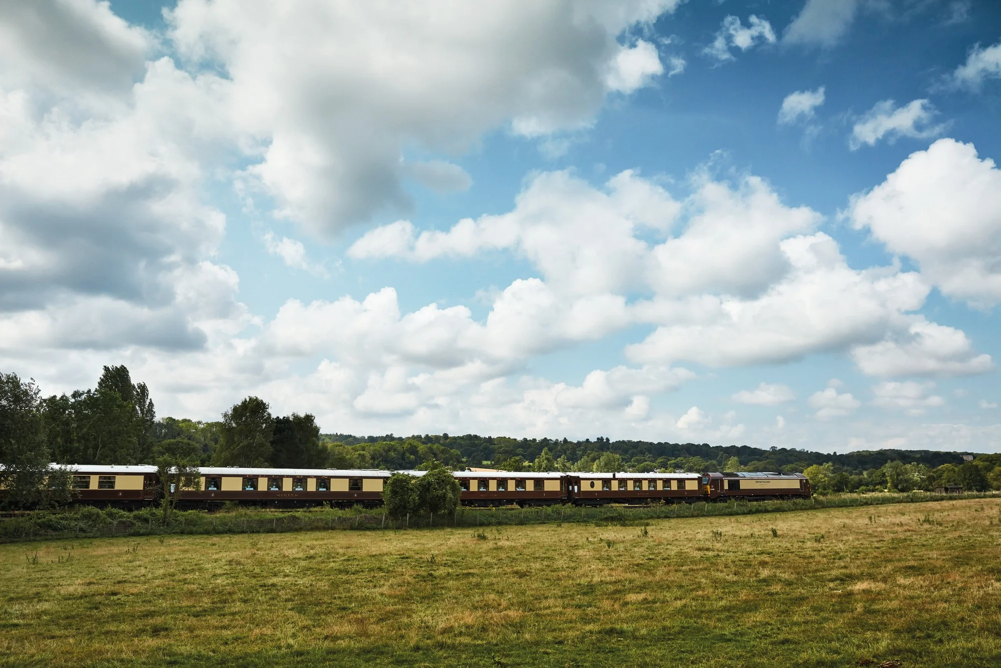 Le British Pullman Belmond traversant la campagne anglaise