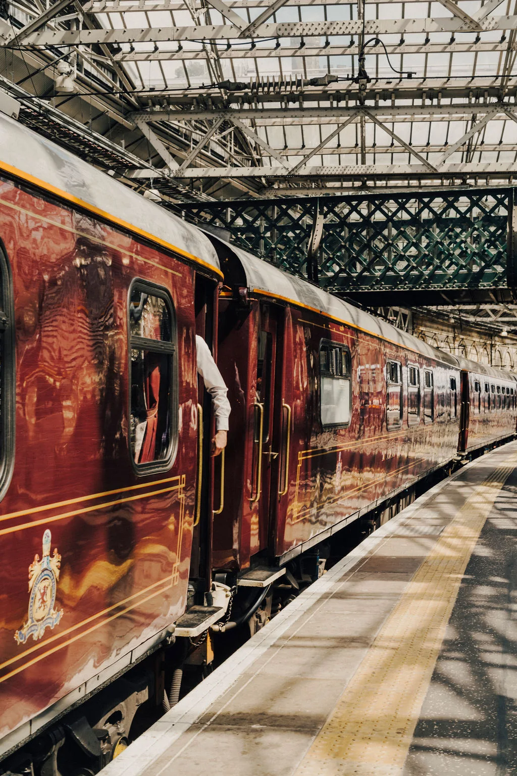 Le Belmond Royal Scotsman, train bordeaux et or, &agrave; quai &agrave; la gare d'&Eacute;dimbourg Waverley