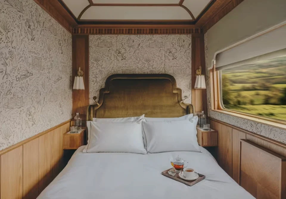 Chambre Britannic Explorer &mdash; lit double, t&ecirc;te de lit velours vert