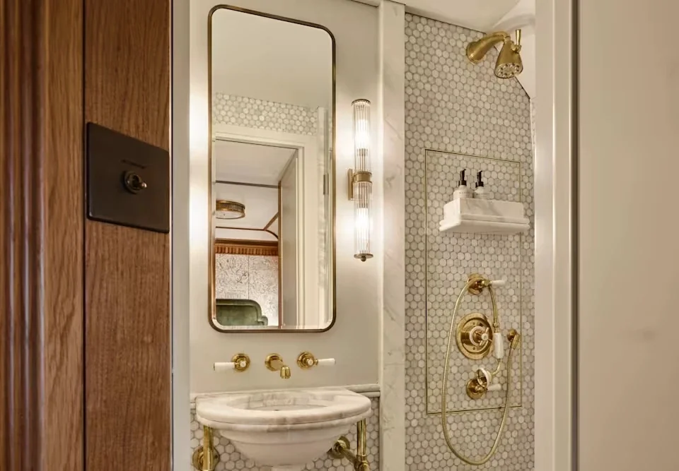 Douche Britannic Explorer &mdash; marbre, robinetterie dor&eacute;e, luxe ferroviaire