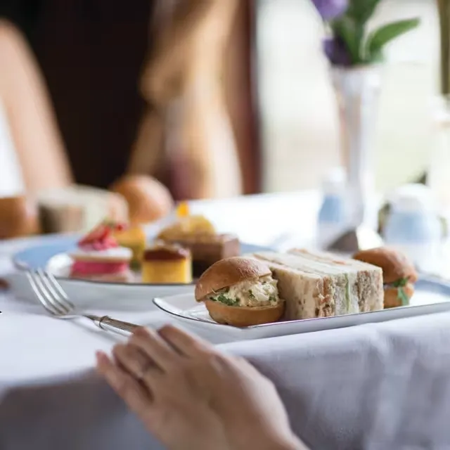 Afternoon tea British Pullman &mdash; p&acirc;tisseries et sandwichs sur la table