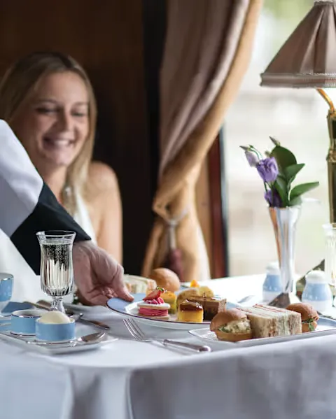 Afternoon tea British Pullman &mdash; sandwichs, p&acirc;tisseries, service