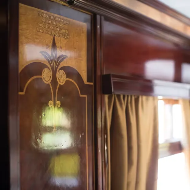 D&eacute;tail marqueterie victorienne British Pullman &mdash; boiseries historiques