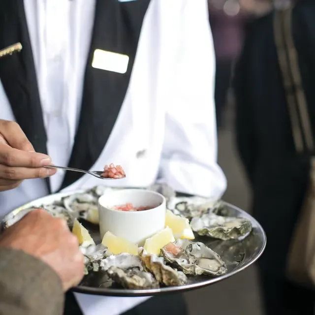 Plat gastronomique British Pullman &mdash; poisson, asperges, pr&eacute;sentation raffin&eacute;e