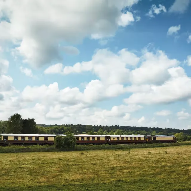 British Pullman ext&eacute;rieur, campagne anglaise, ciel nuageux