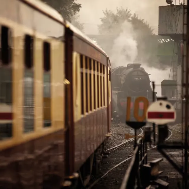 Locomotive &agrave; vapeur British Pullman en gare