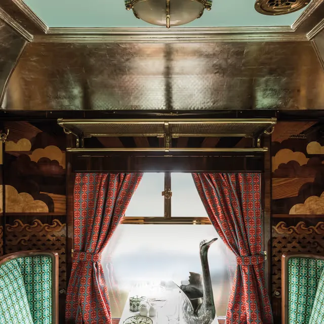 D&eacute;tail wagon Cygnus &mdash; cygne sculpt&eacute;, rideau rouge, plafond argent&eacute;