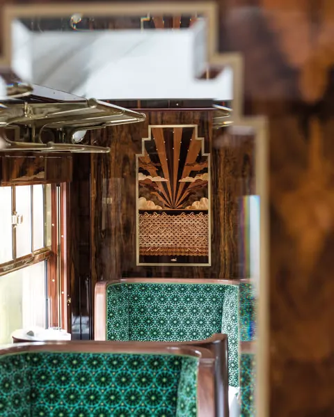 Marqueterie Art D&eacute;co wagon Cygnus