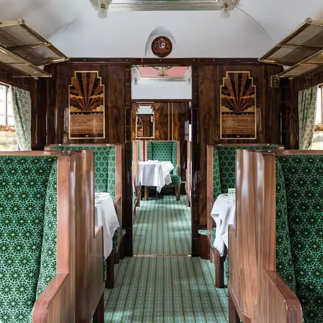 Wagon Cygnus British Pullman &mdash; salle Art D&eacute;co verte, boiseries, plafond