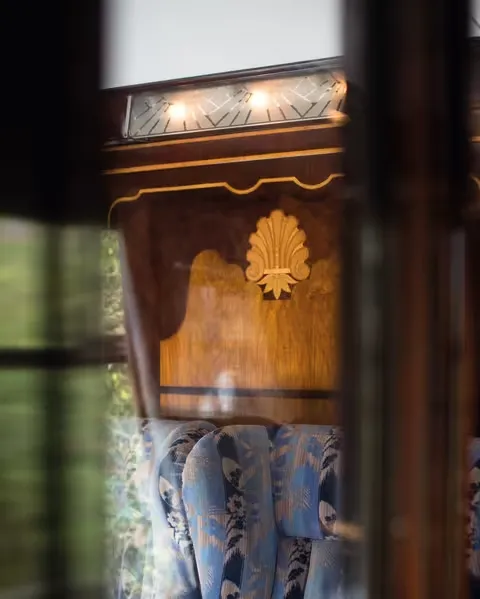 Wagon Gwen &mdash; marqueterie et boiseries d&eacute;tail