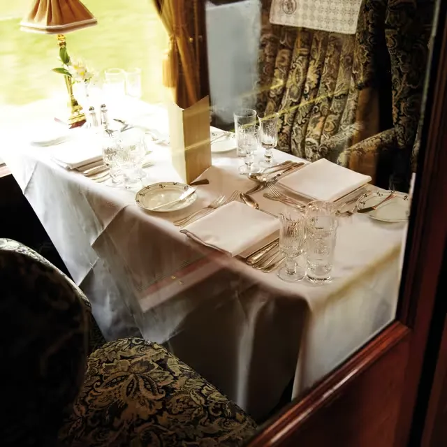Wagon Minerva British Pullman &mdash; coupe, boiseries, d&eacute;tail