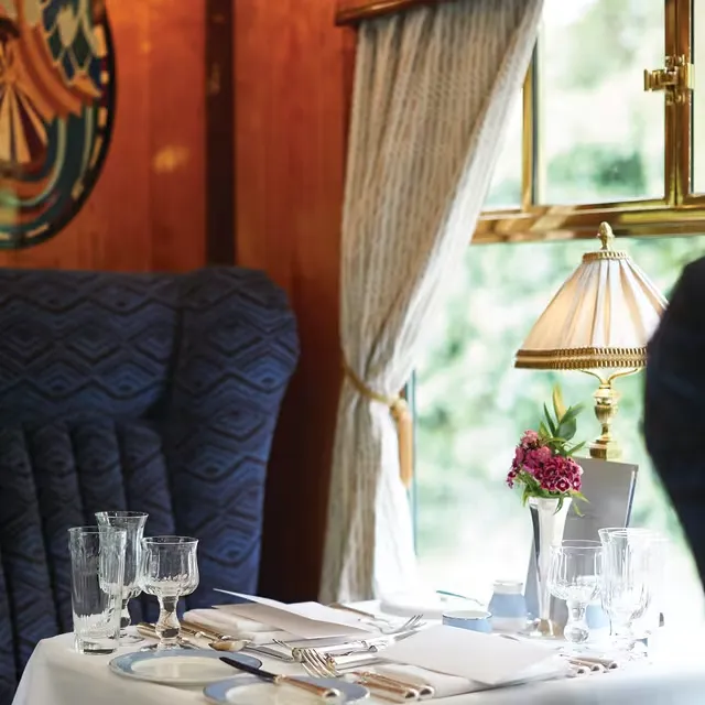 Wagon Phoenix British Pullman &mdash; table, lampe dor&eacute;e, vue campagne anglaise
