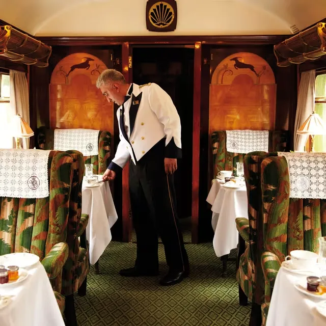 Wagon Vera du British Pullman Belmond &mdash; salle de restauration, fauteuils dor&eacute;s, boiseries
