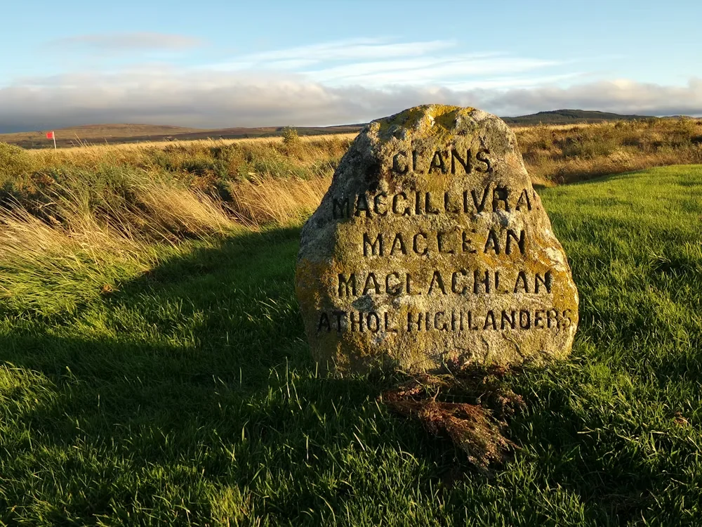 Champ de bataille de Culloden &mdash; landes de bruy&egrave;re, croix en pierre, Highlands