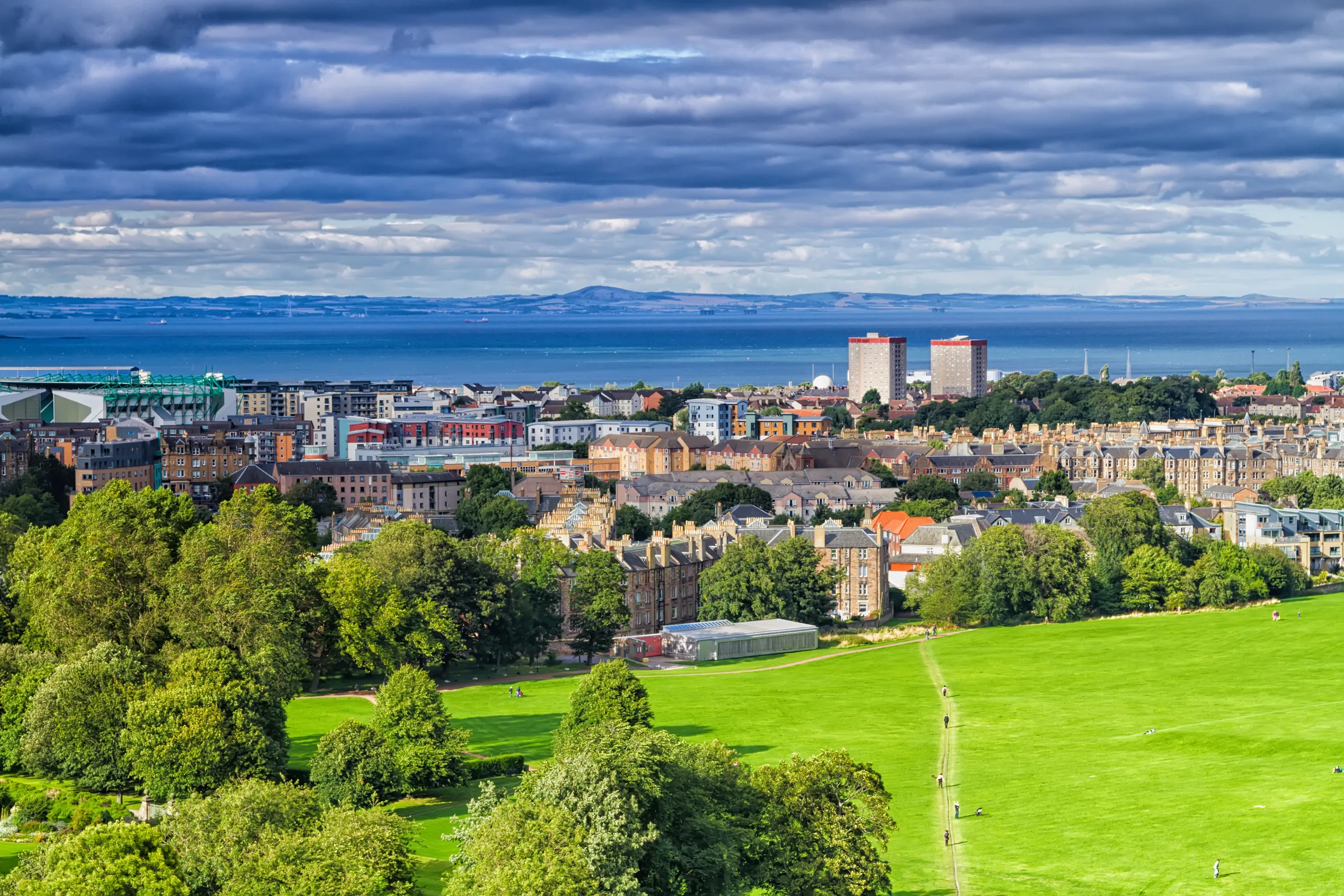&Eacute;dimbourg panoramique &mdash; Firth of Forth, Holyrood, vue depuis les hauteurs