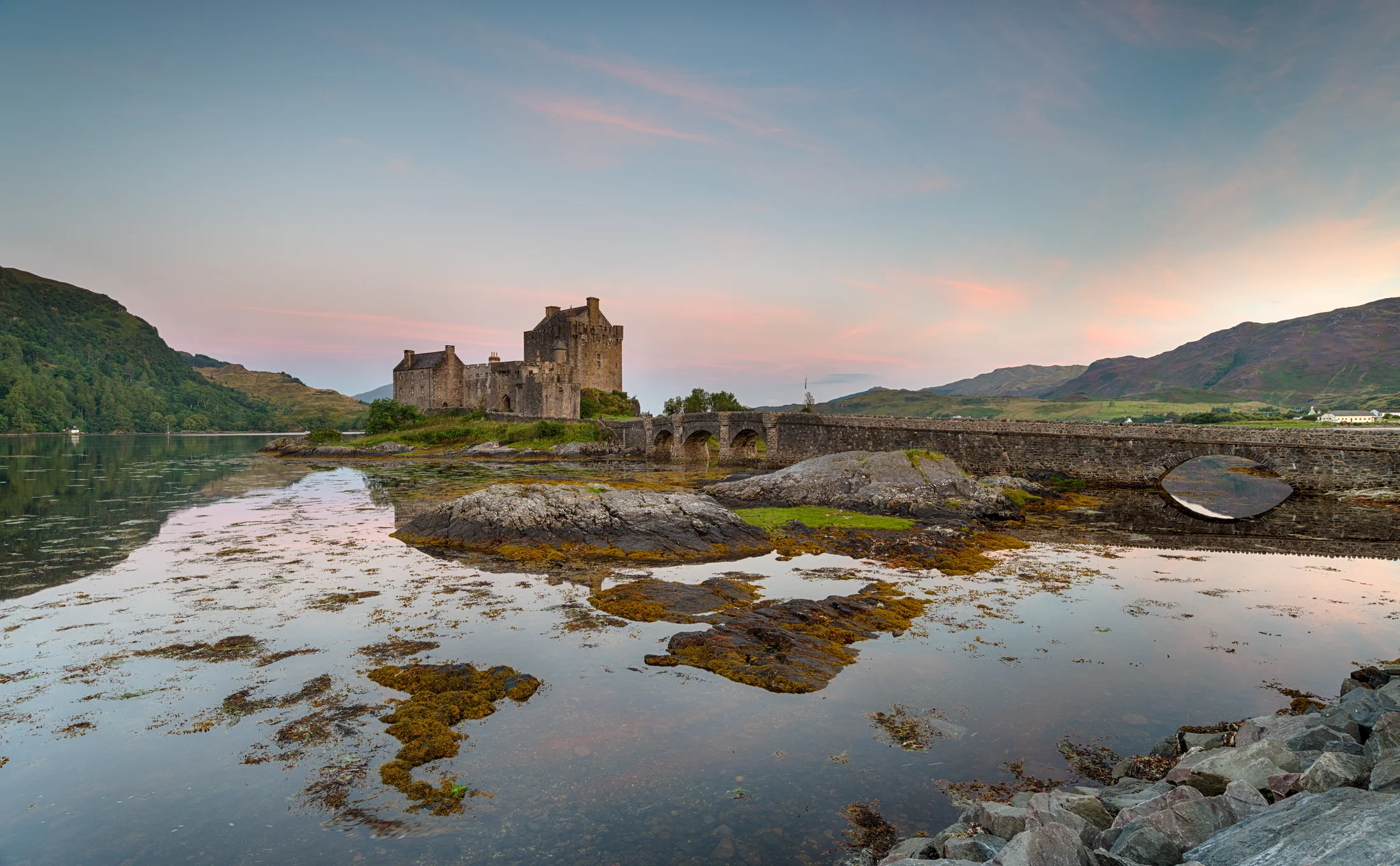 Ch&acirc;teau Eilean Donan au coucher de soleil sur le Loch Duich, Highlands &eacute;cossais