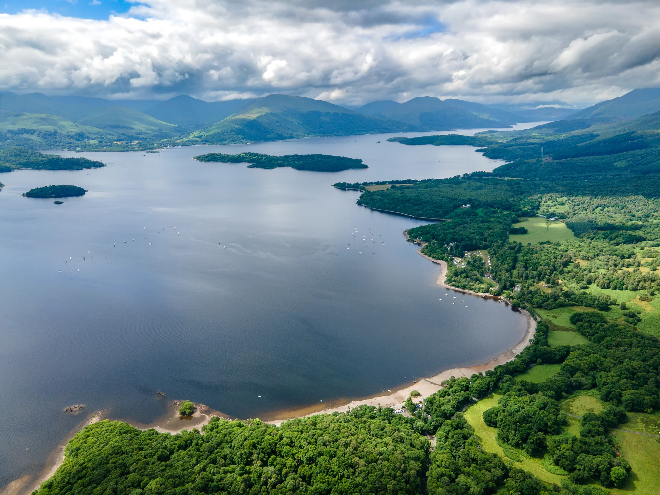 Loch Lomond vue a&eacute;rienne &mdash; &icirc;les bois&eacute;es et montagnes des Trossachs