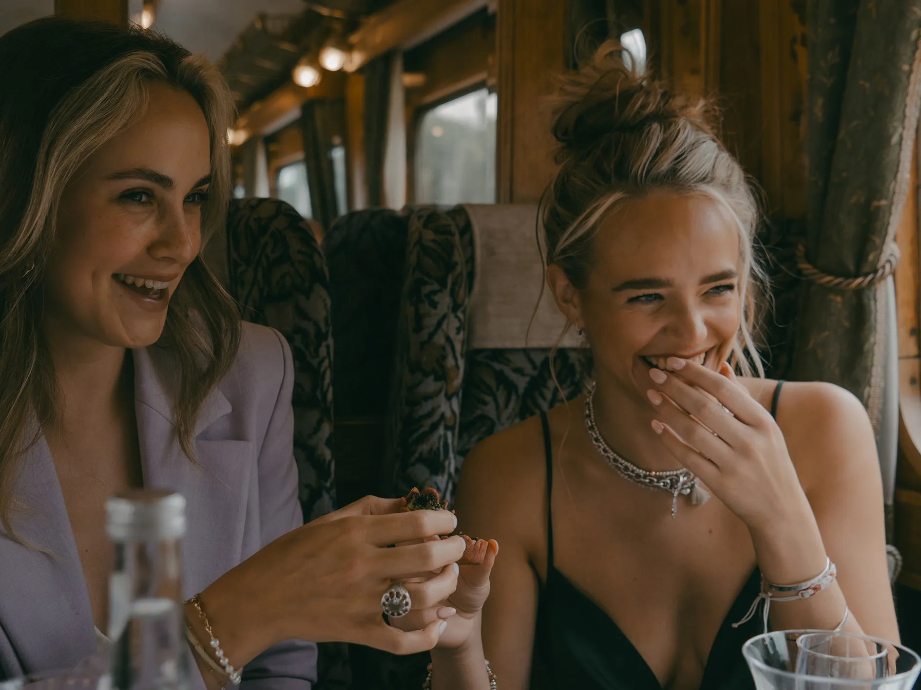 Deux amies riant &agrave; bord du Northern Belle