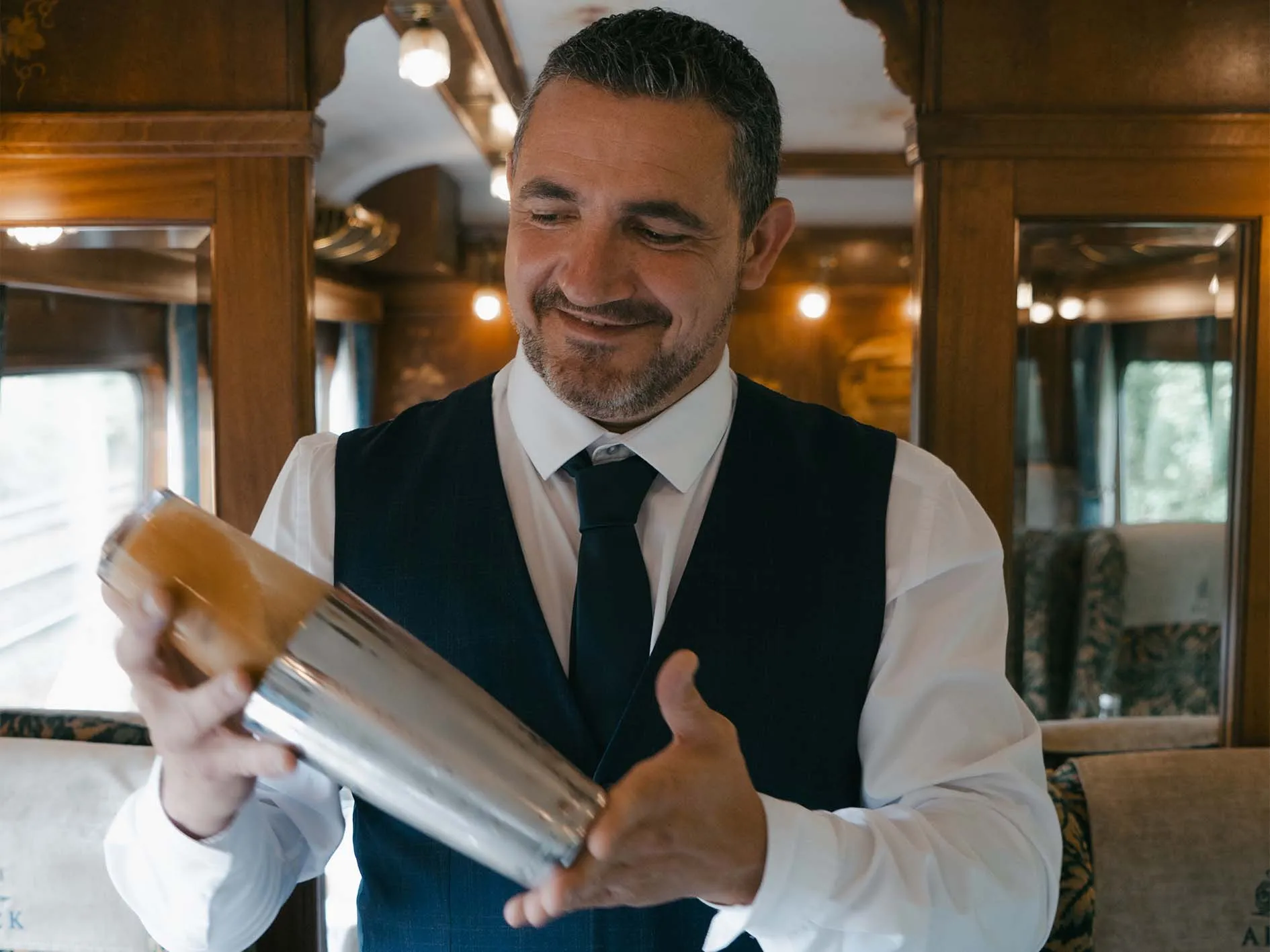 Barman pr&eacute;parant un cocktail au shaker dans le Northern Belle