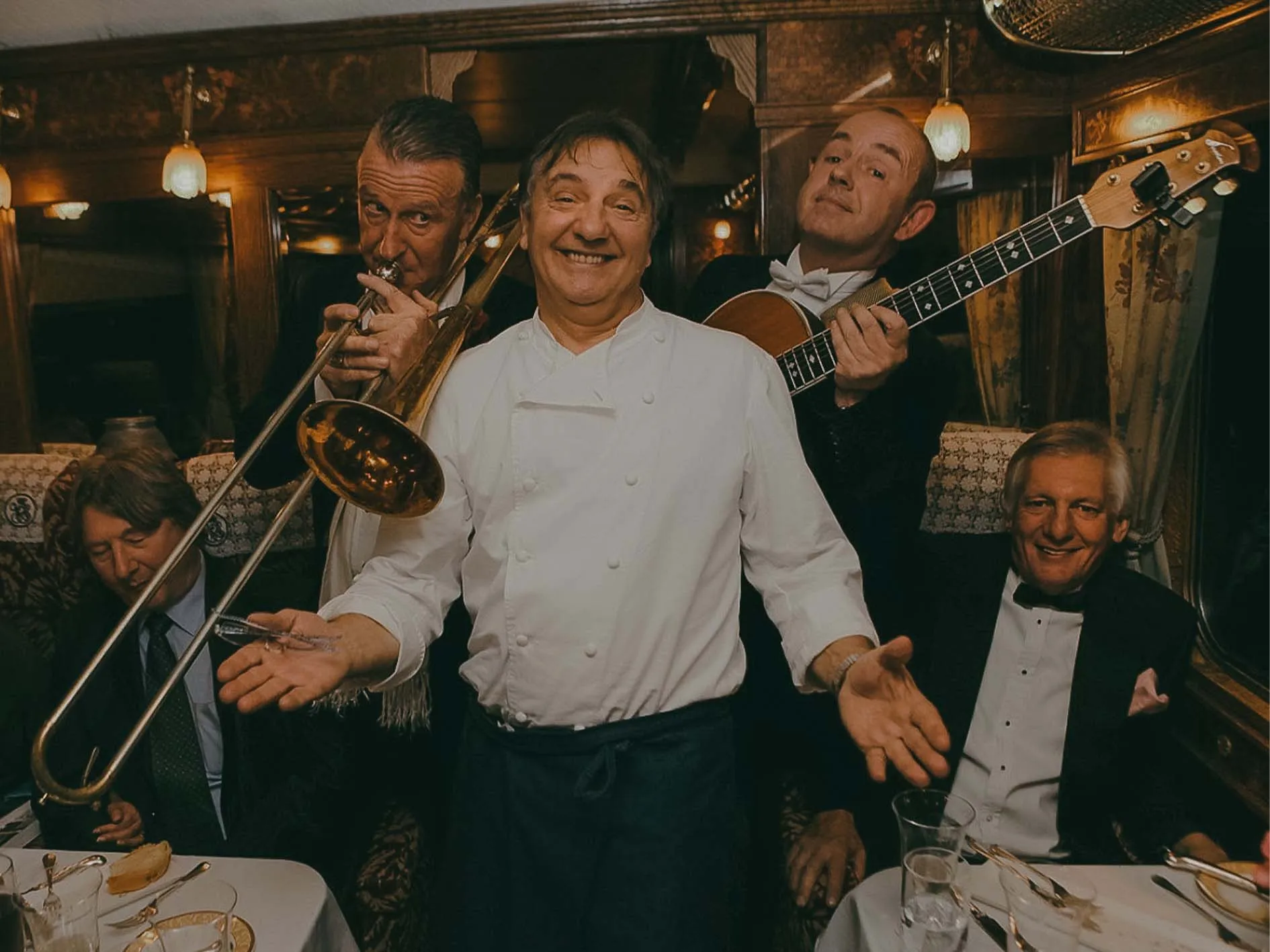 Chef et musiciens en ambiance festive dans la salle du Northern Belle