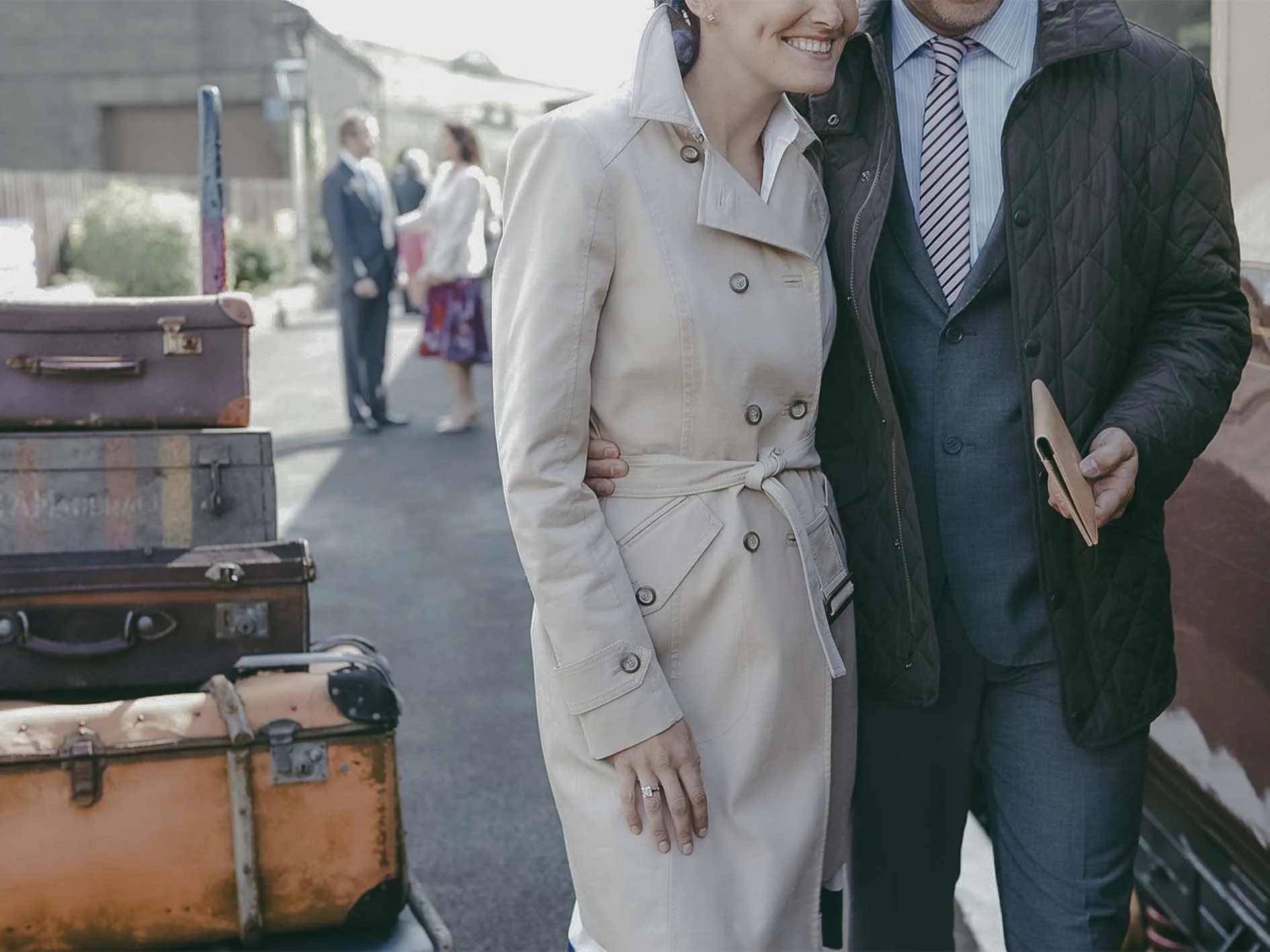 Couple souriant &agrave; l'embarquement Northern Belle, bagages vintage
