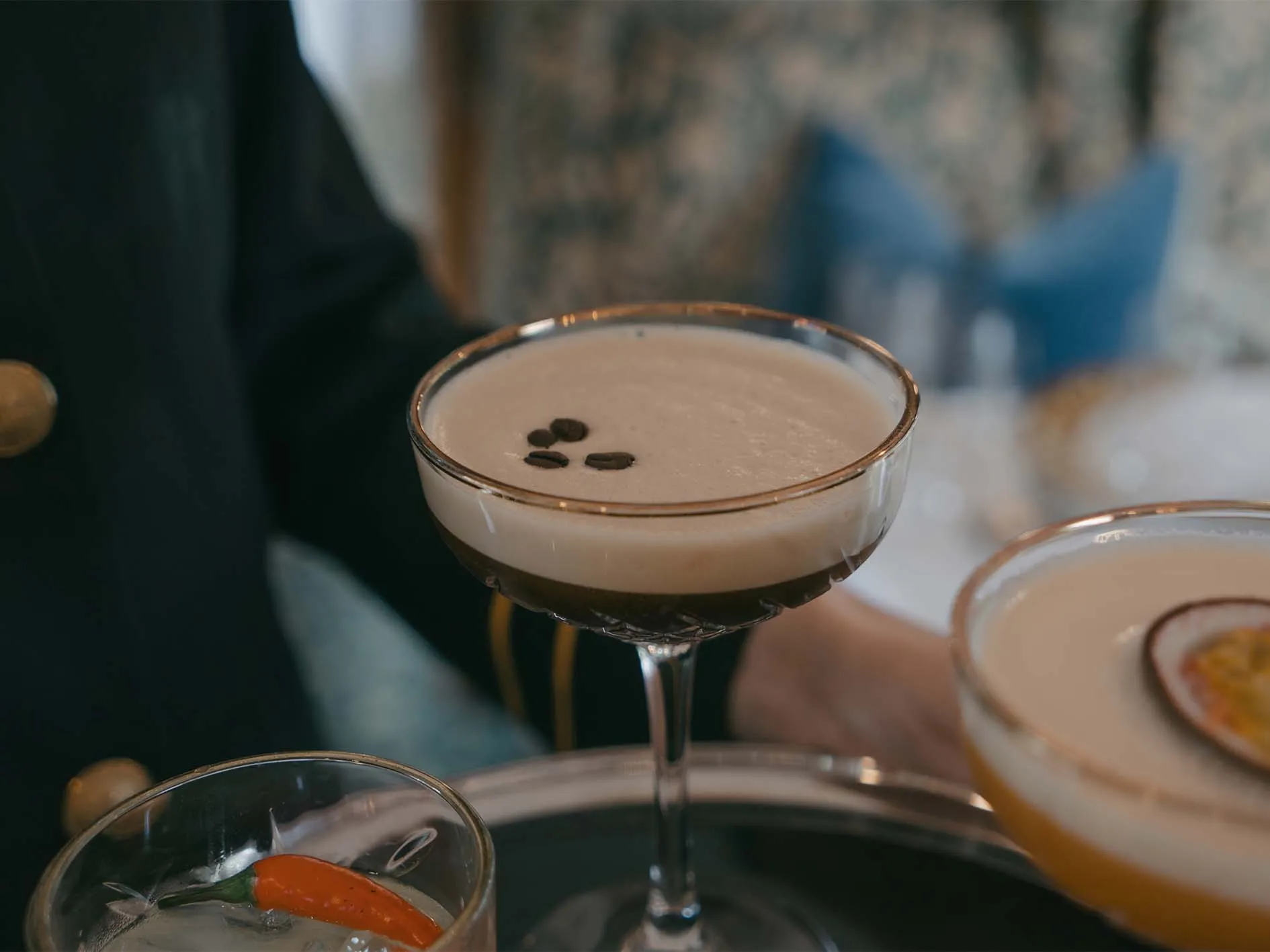 Espresso martini cocktail dor&eacute; servi &agrave; bord du Northern Belle