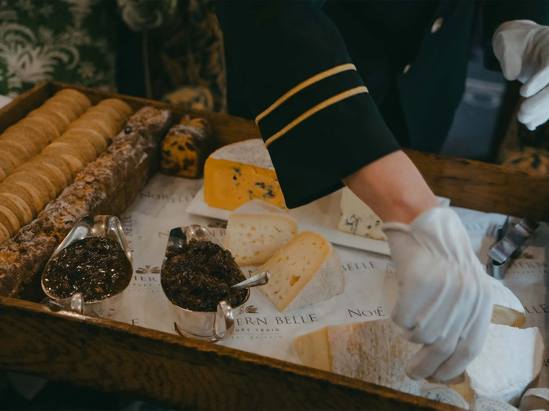 Plateau de fromages servi aux gants blancs &mdash; Northern Belle