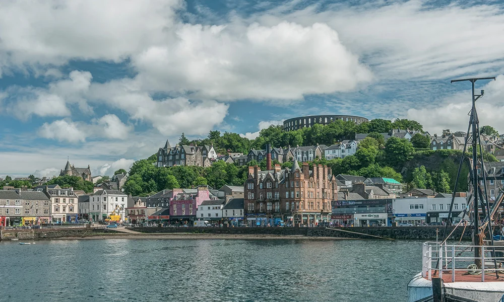 Port d'Oban avec la tour McCaig et la distillerie