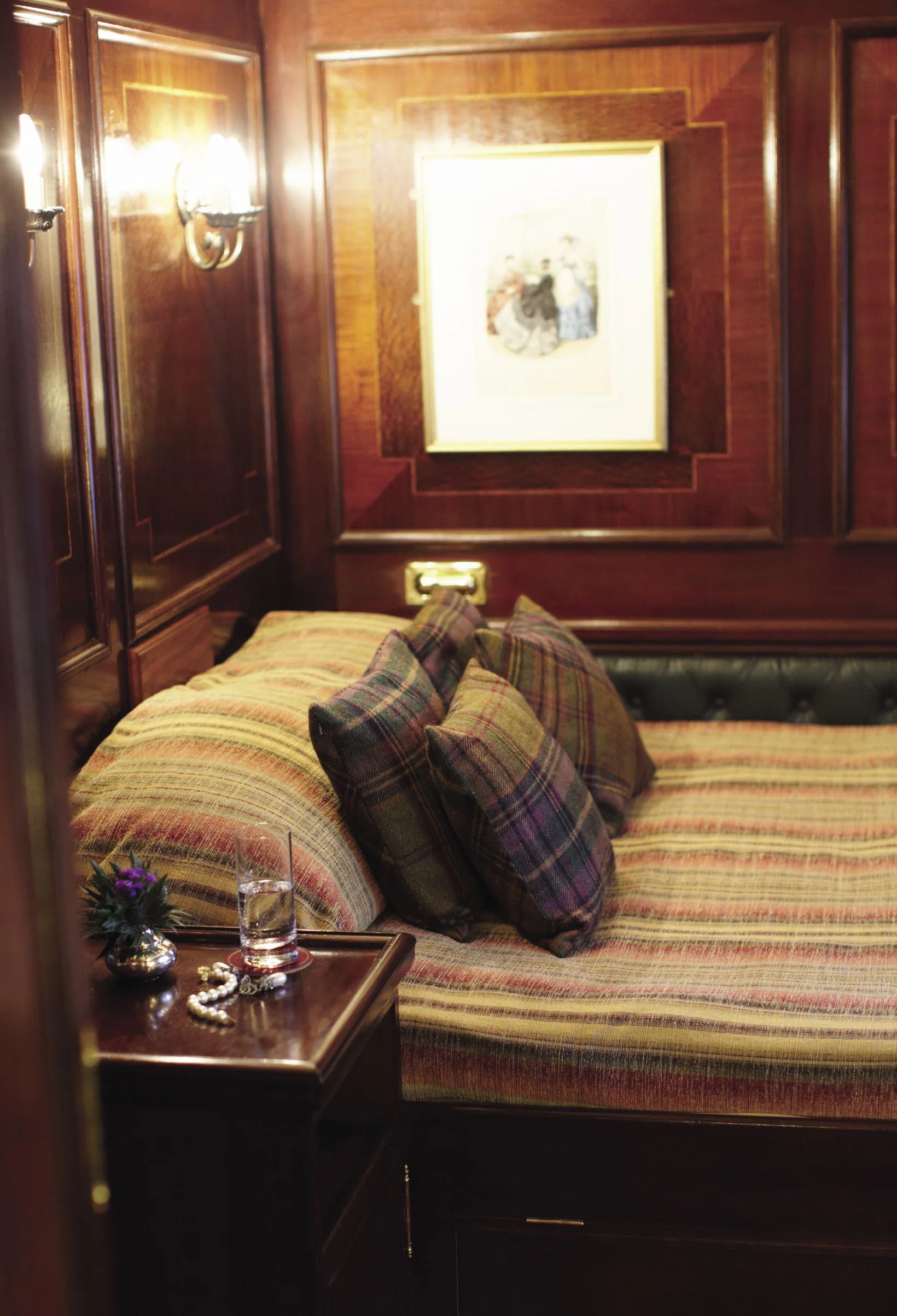 Cabine du Royal Scotsman avec couvre-lit tartan &eacute;cossais et boiseries d'acajou &mdash; h&eacute;bergement de luxe &agrave; bord du train
