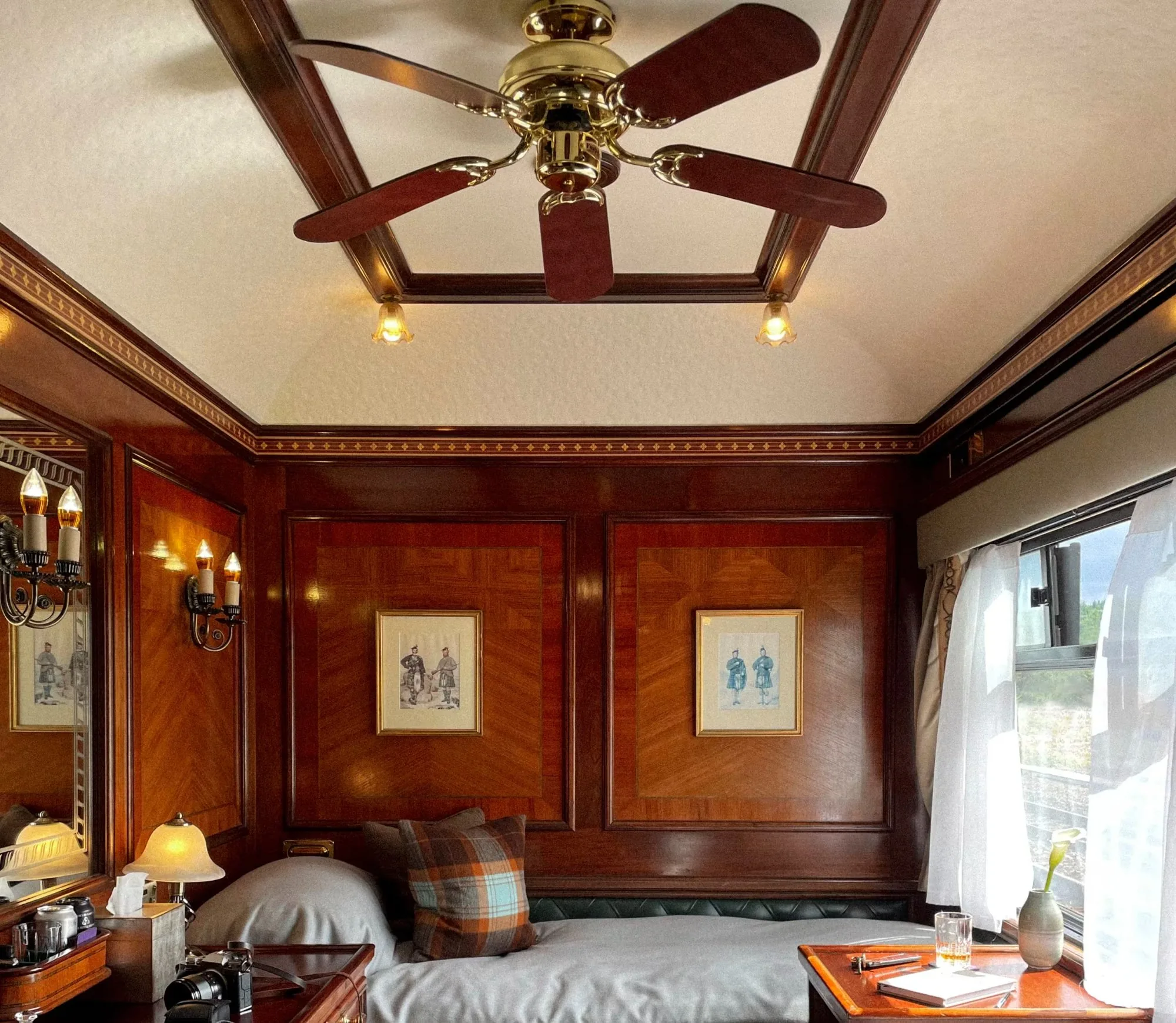 Cabine double de luxe du Royal Scotsman, boiseries d'acajou, tartan &eacute;cossais