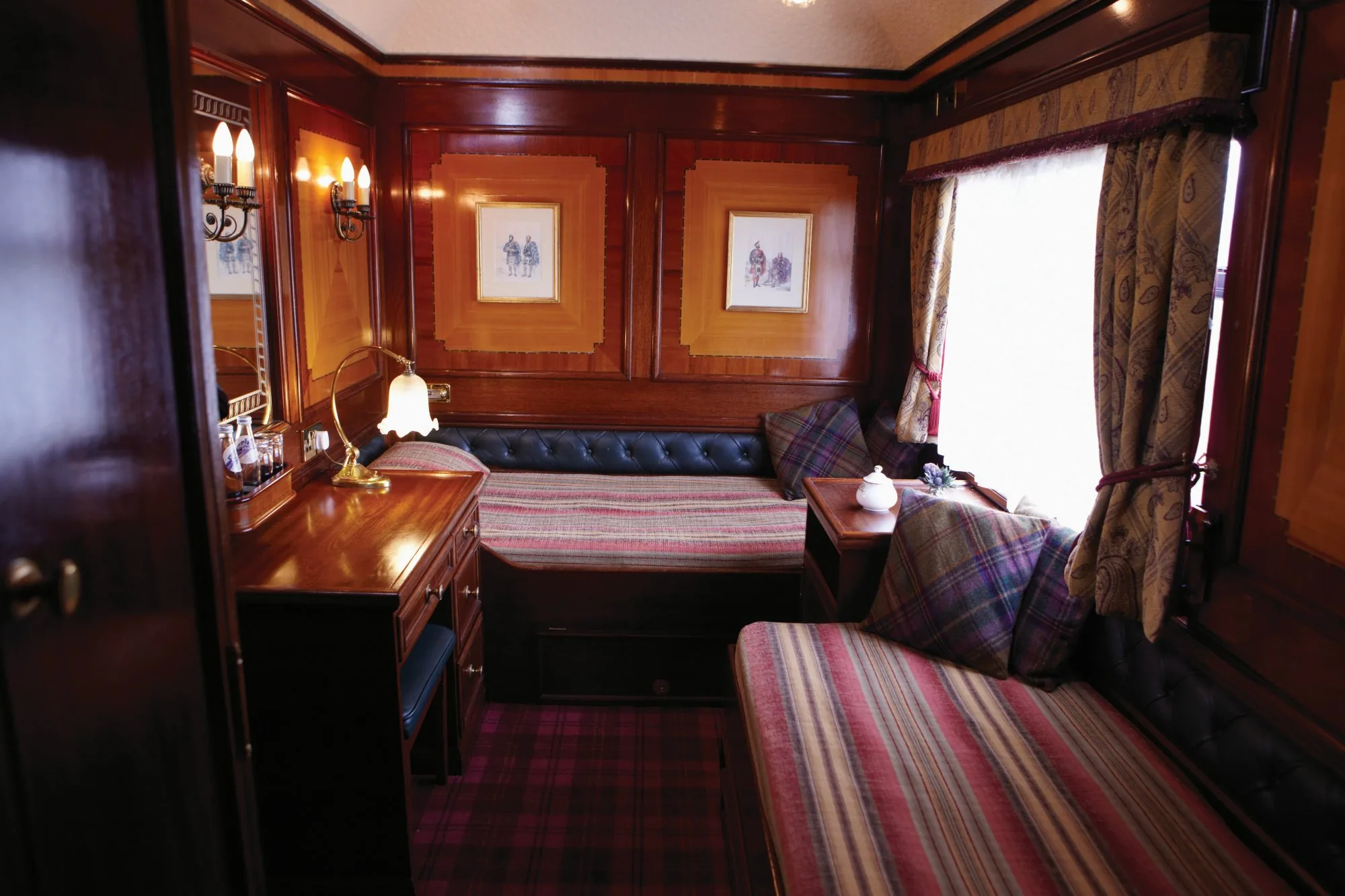 Twin Cabin du Royal Scotsman avec deux lits s&eacute;par&eacute;s, couvre-lits tartan &eacute;cossais et boiseries d'acajou
