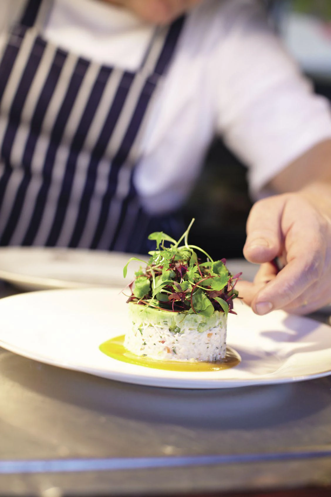 Chef &agrave; bord du Royal Scotsman dressant une assiette gastronomique