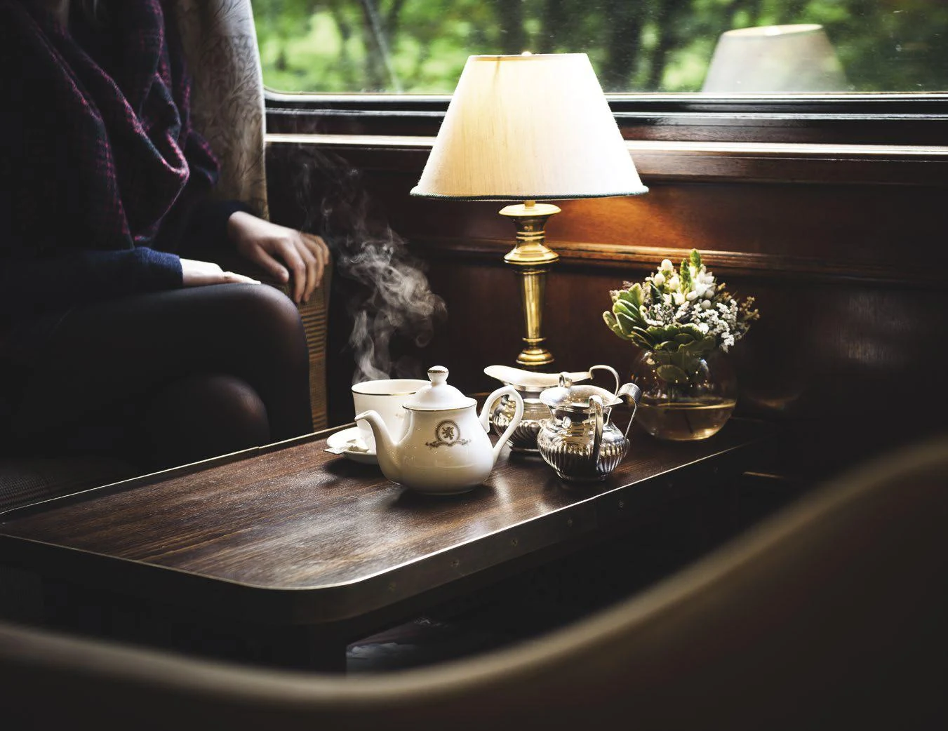 Compartiment du Royal Scotsman avec service de th&eacute;, lampe en laiton et boiseries &eacute;douardiennes