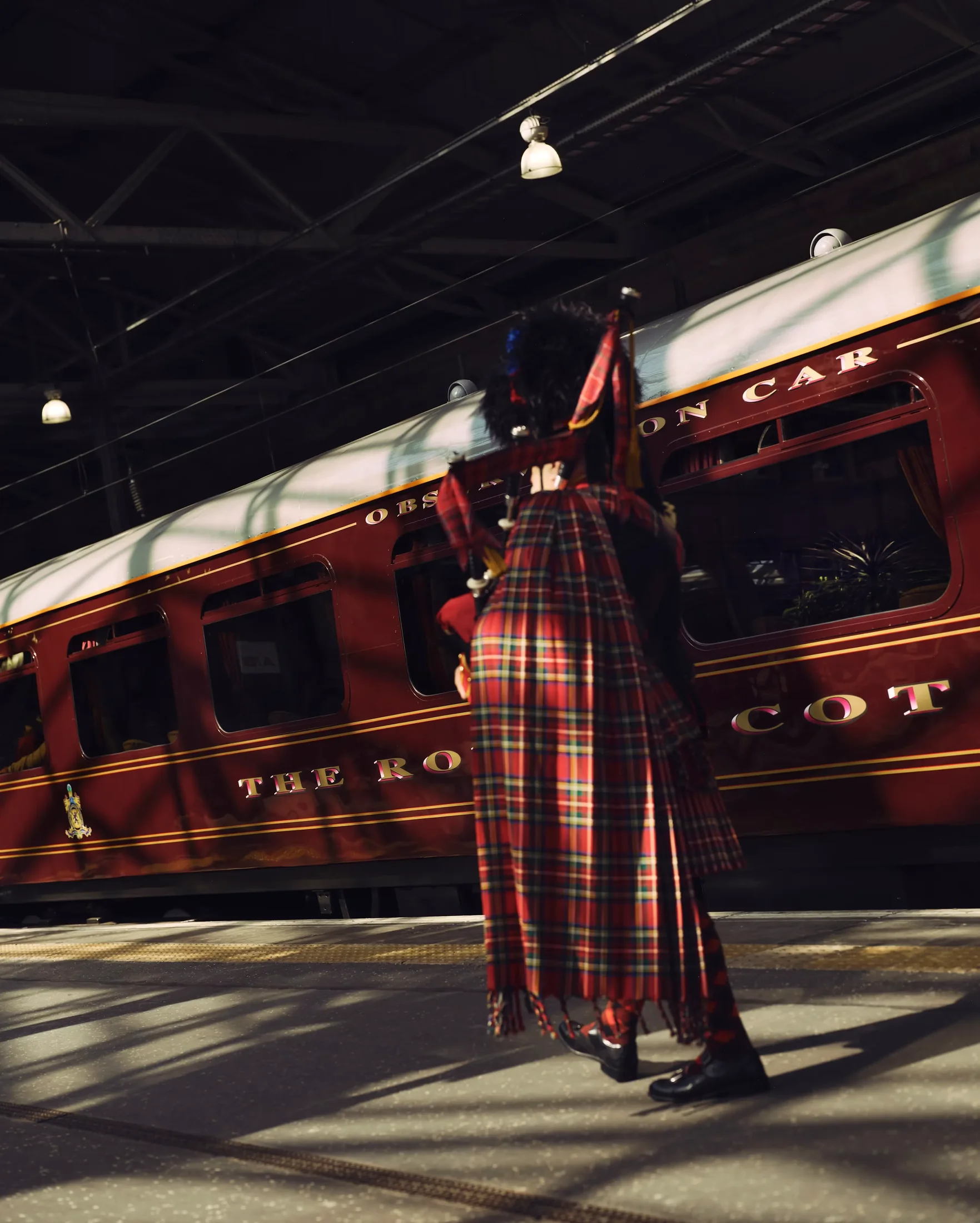 D&eacute;part du Royal Scotsman pour le Scotch Malt Whisky Tour &mdash; cornemuseur &agrave; &Eacute;dimbourg