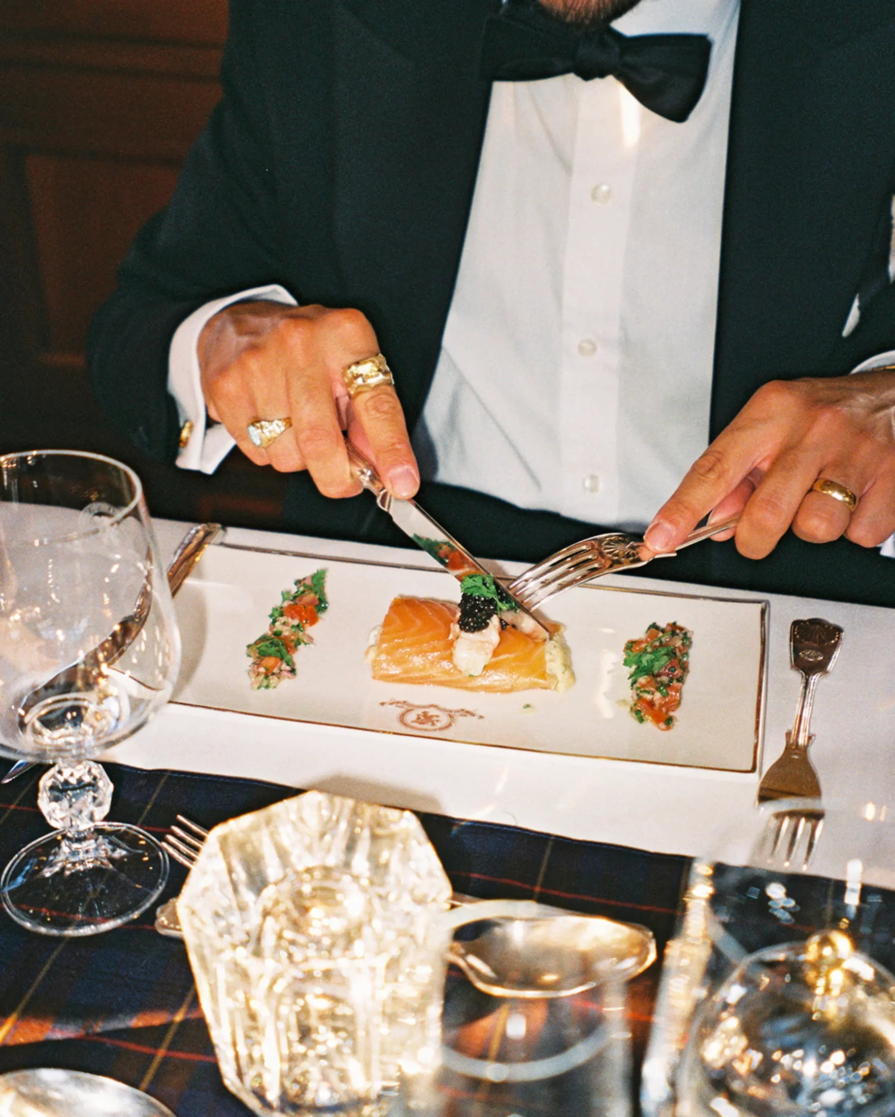 D&icirc;ner de gala Royal Scotsman &mdash; saumon, caviar, tenue de soir&eacute;e