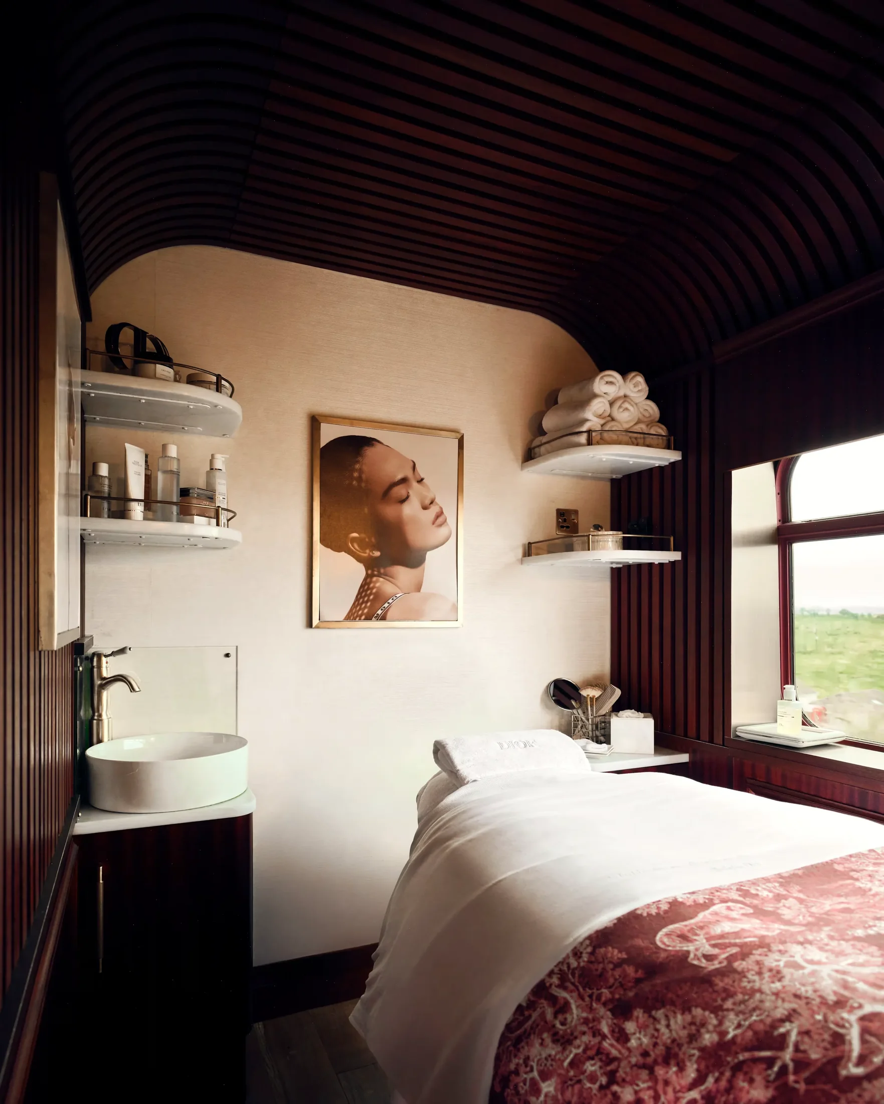 Cabine spa Dior Beauty &agrave; bord du Royal Scotsman &mdash; produits Dior, &eacute;clairage doux