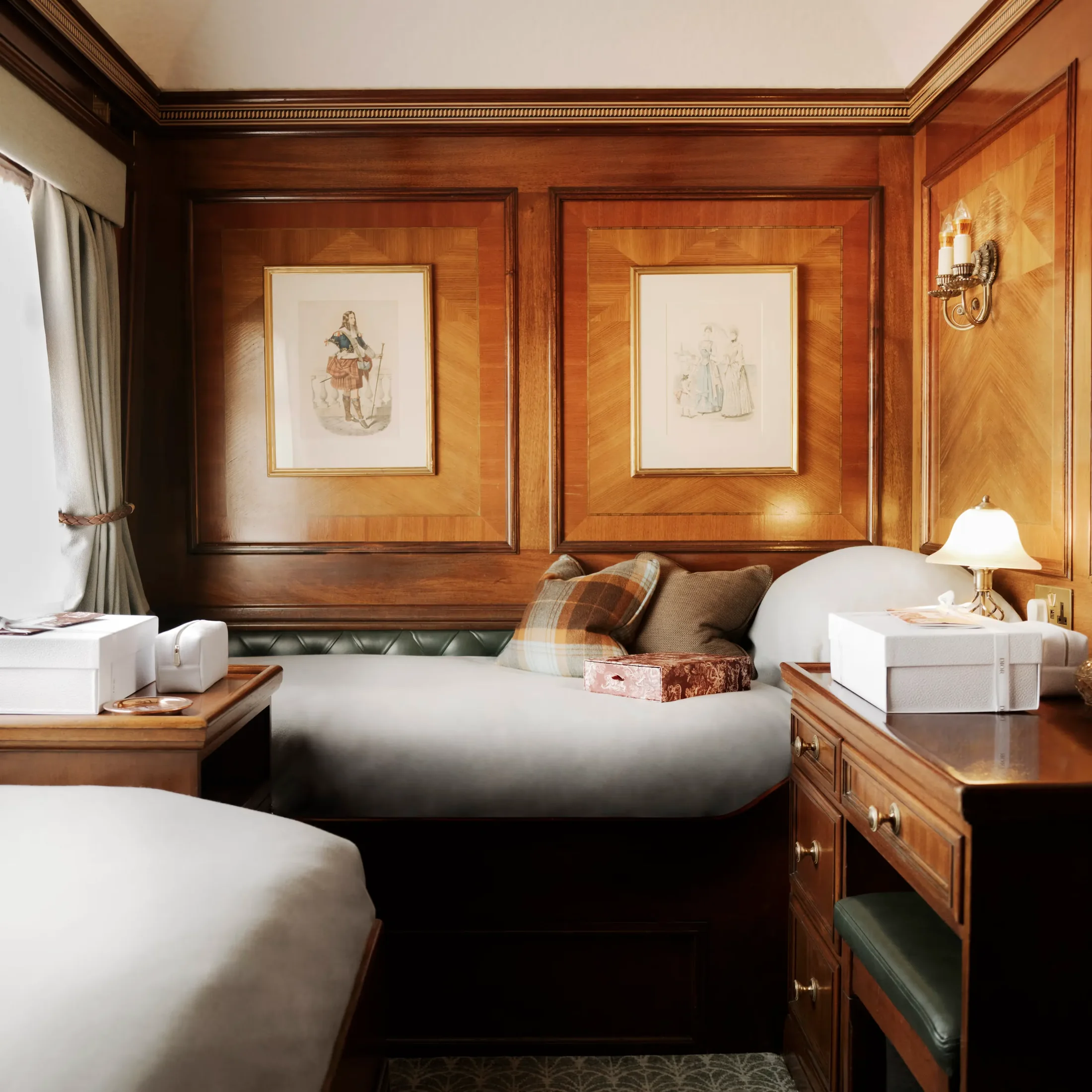 Table de soin du spa Dior Royal Scotsman &mdash; produits, serviettes, pr&eacute;paration