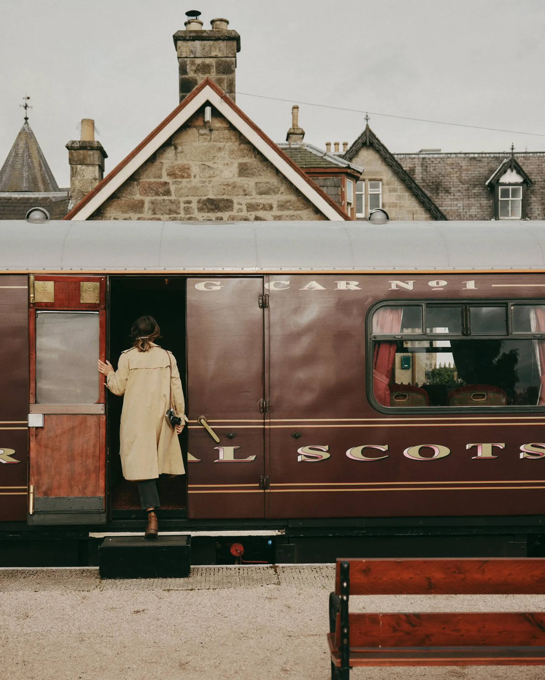 Embarquement sur le quai d'&Eacute;dimbourg &mdash; voyageuse montant &agrave; bord du Royal Scotsman