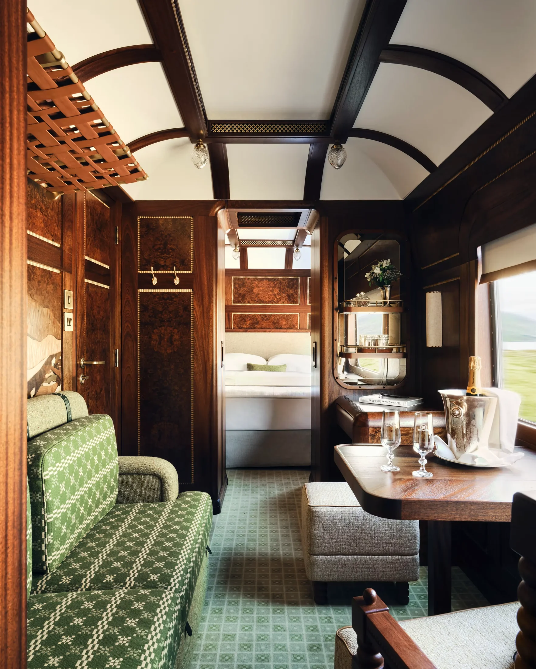 Grand Suite Heron du Royal Scotsman &mdash; salon, chambre, boiseries nobles