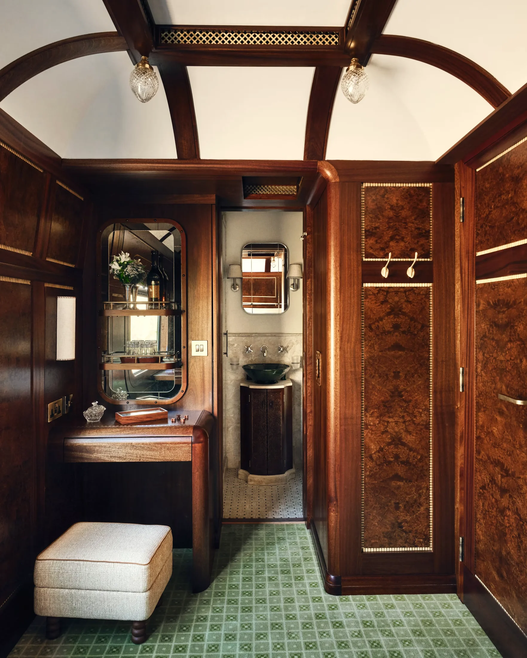 Double Cabin du Royal Scotsman &mdash; coiffeuse, d&eacute;tails d'&eacute;b&eacute;nisterie, salle de bain