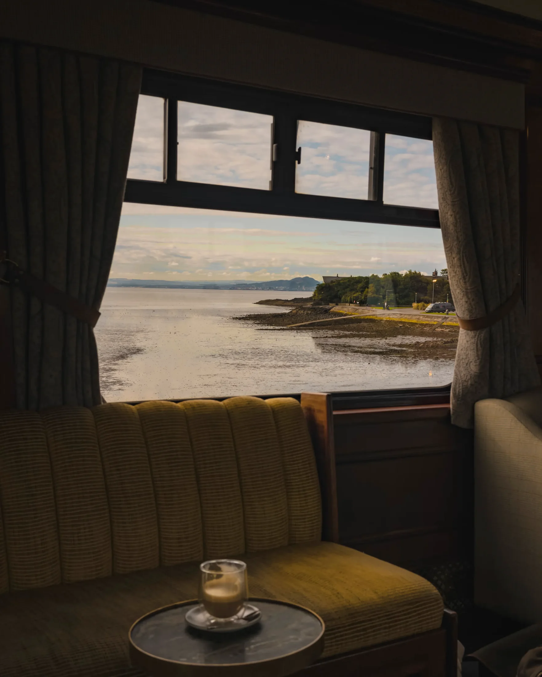 Observation Car du Royal Scotsman &mdash; fauteuil, caf&eacute;, vue c&ocirc;te Ouest d'&Eacute;cosse